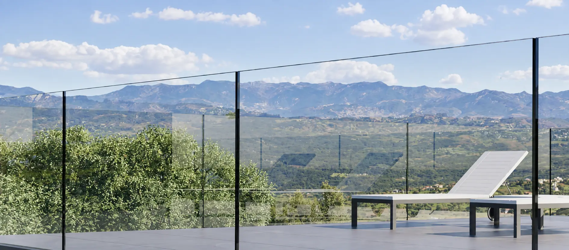 Barandilla de vidrio Glass Rail PRO de Exlabesa instalada en un balcón