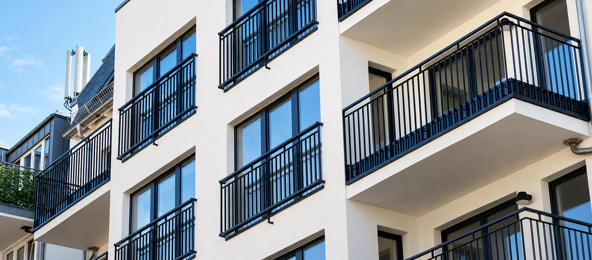 Sistema PR 7000 de Exlabesa integrado en una fachada residencial